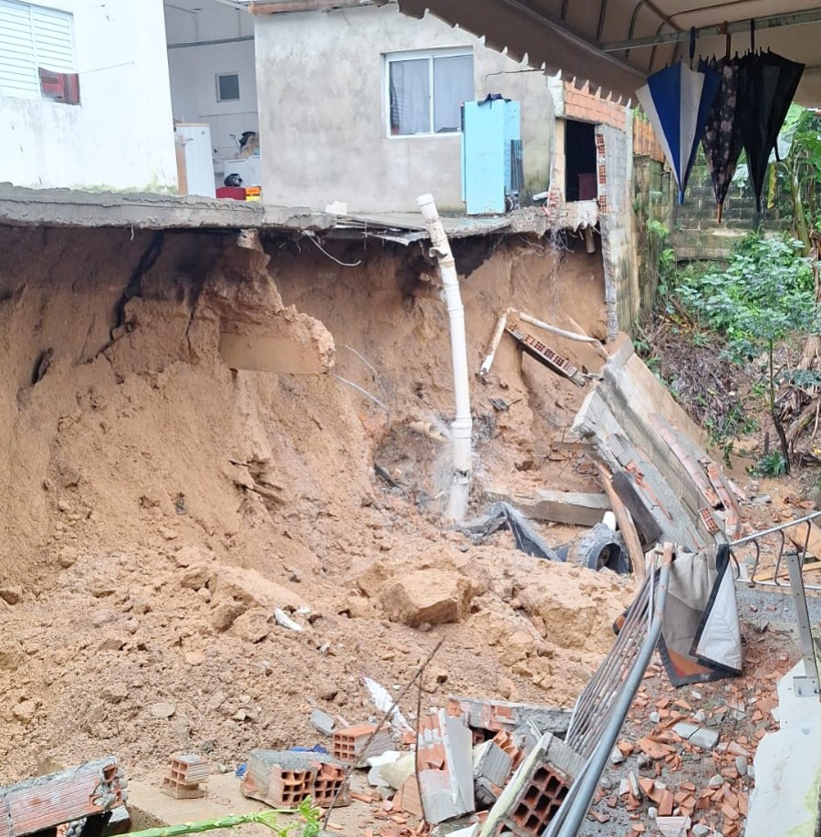 Deslizamento de terra mobiliza equipes e provoca evacuação preventiva em Braço do Norte