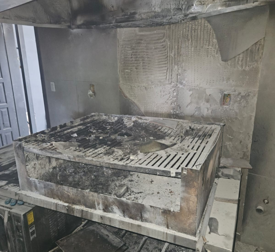 Incêndio atinge churrasqueira e coifa de estabelecimento comercial