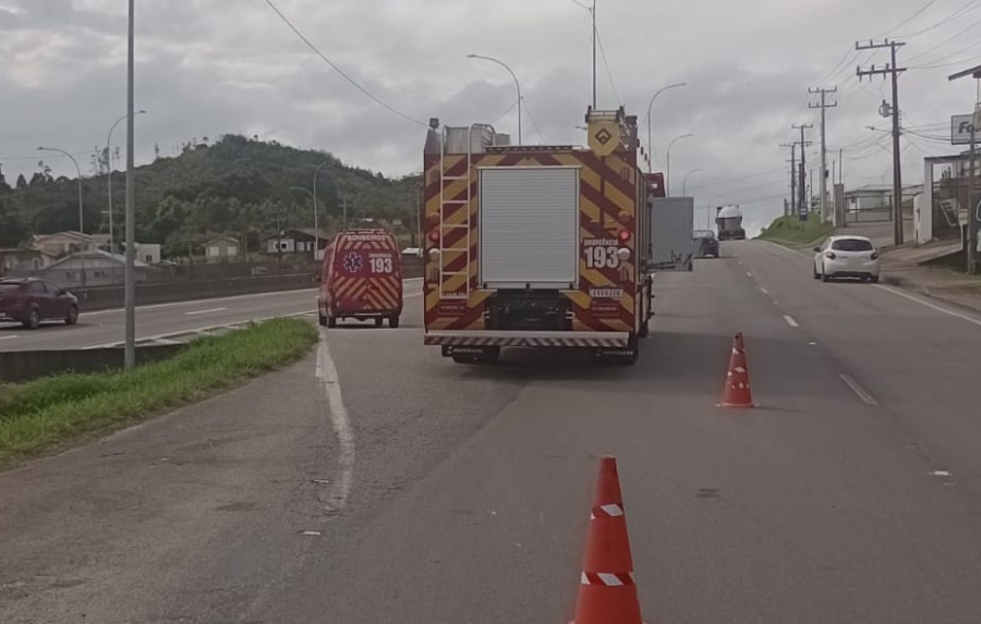 Motociclista fica ferida após bater contra guard-rail em Capivari de Baixo