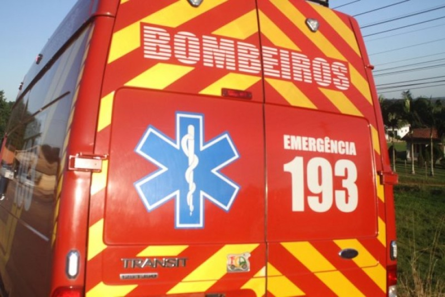 Mulher morre após colidir motoneta contra caminhão em Braço do Norte