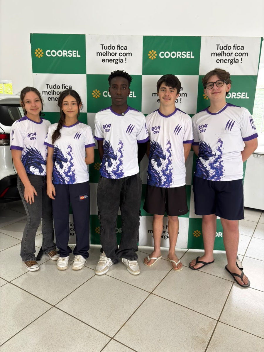 Coorsel doa uniformes para alunos da EEB Monsenhor Bernardo Peters de Treze de Maio