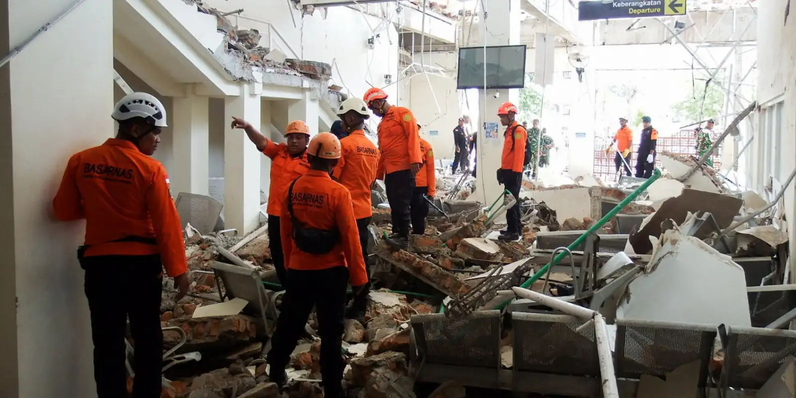 Indonésia: número de mortos no terremoto chega a 100 