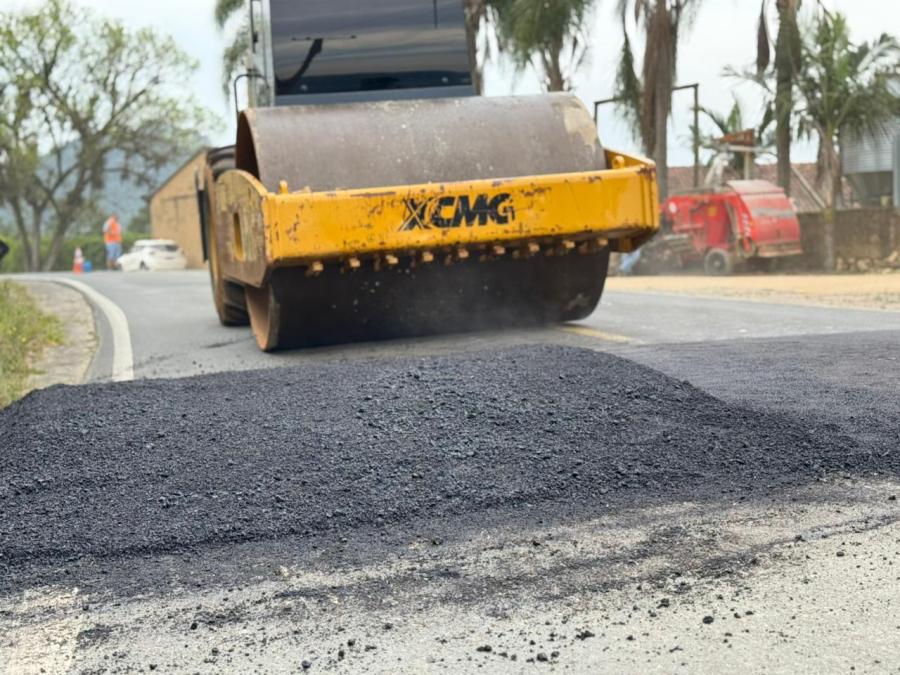 Prefeitura de São Ludgero instala novas lombadas para garantir mais segurança no trânsito das comunidades