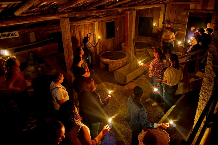 Grupo participa de visita à luz de lamparinas no Museu ao Ar Livre