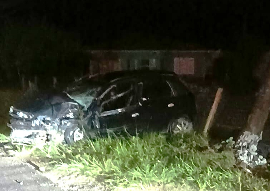 Mulher fica ferida após carro colidir contra poste na SC-434, em Garopaba