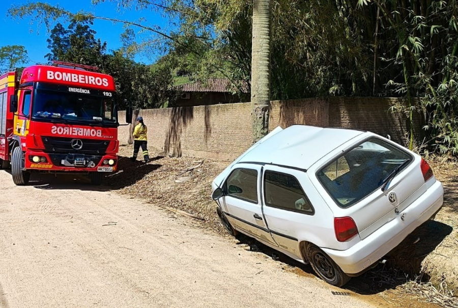 Duas pessoas ficam feridas após carro sair da pista e colidir contra coqueiro em Armazém