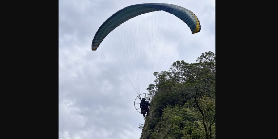 Piloto de paramotor cai sobre vegetação e fica preso em árvore na Serra do Corvo Branco