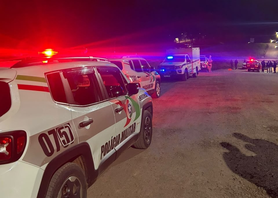 Mulher morre após ser encontrada gravemente ferida dentro de carro em Maravilha