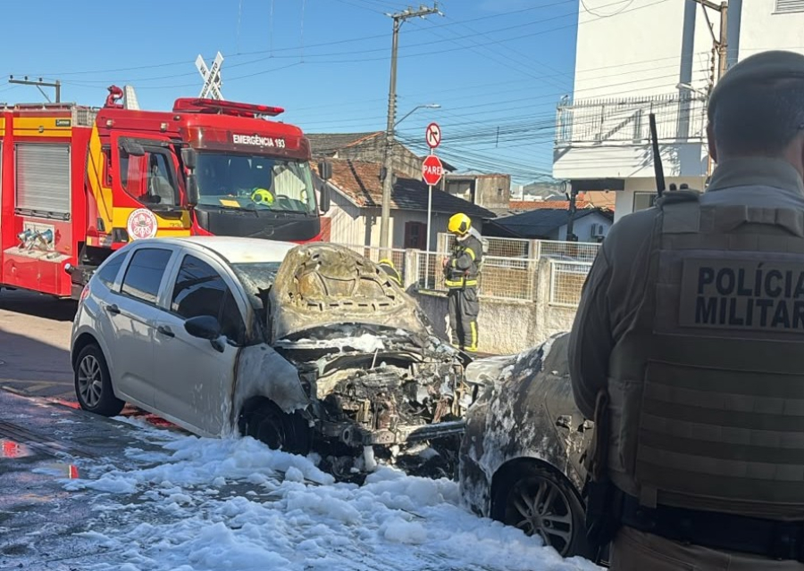 Incêndio atinge dois veículos estacionados no bairro Oficinas, em Tubarão