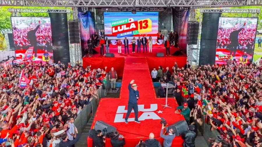 Lula participa de ato em Florianópolis e aborda apostas, feminicídio e educação