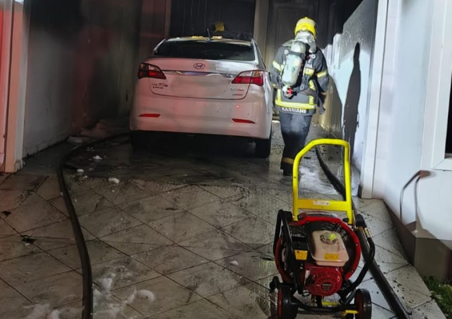 Incêndio atinge veículo estacionado em garagem de residência em Tubarão