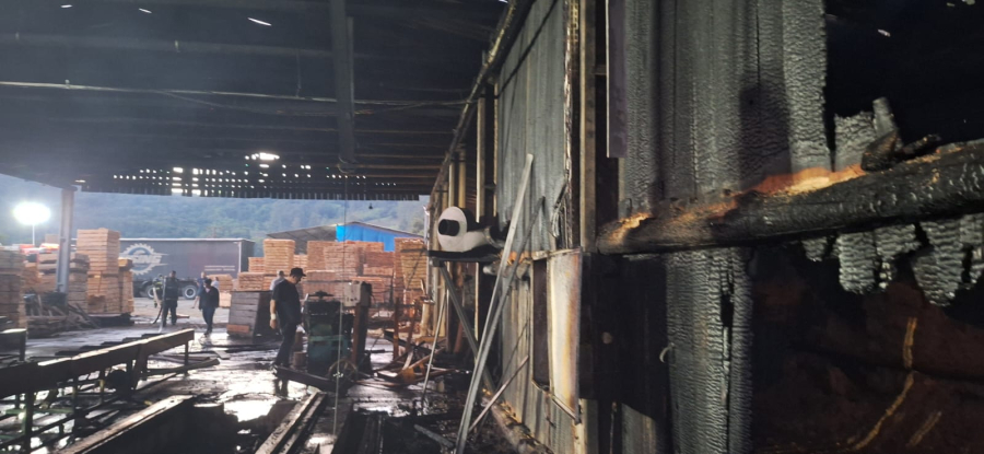 Incêndio atinge edificação industrial de madeira em Braço do Norte
