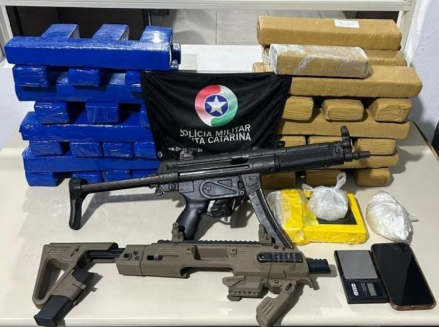 Polícia Militar apreende mais de 39 quilos de drogas e armas em operação em Tubarão