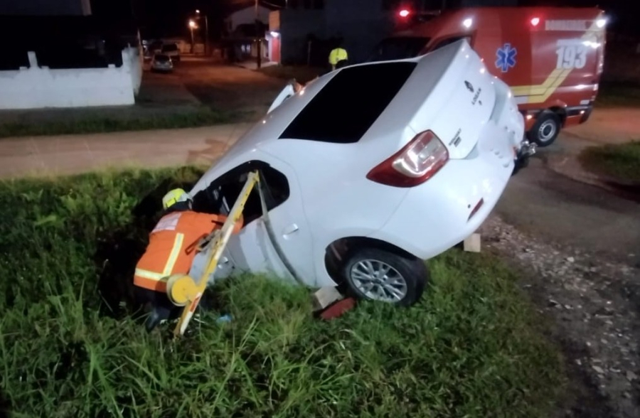 Motorista fica preso em carro após saída de pista na SC-436, em Laguna