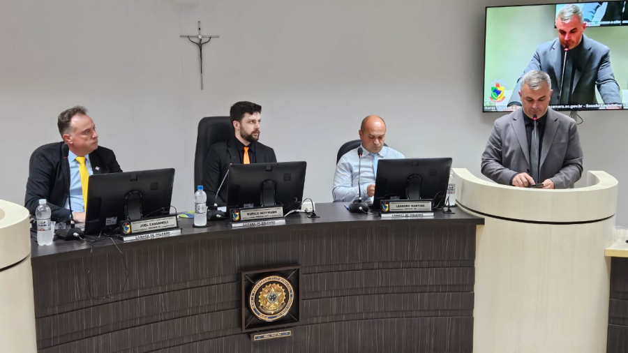 Câmara de Vereadores de Orleans Homenageia Unibave e Aprova Melhorias em Infraestrutura Municipal