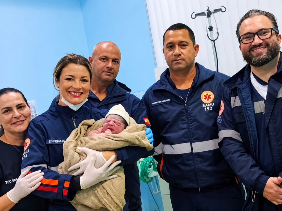 Bebê nasce dentro de ambulância do Samu durante transferência na SC-447