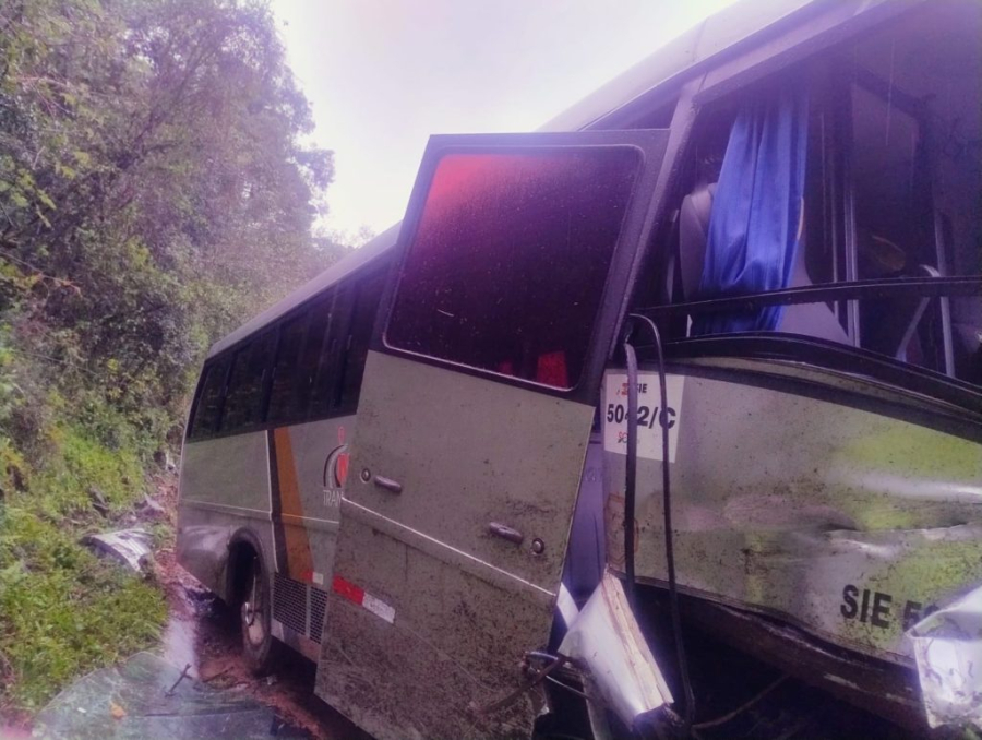 Ônibus com 22 passageiros sai da pista após colisão com caminhão na SC-390