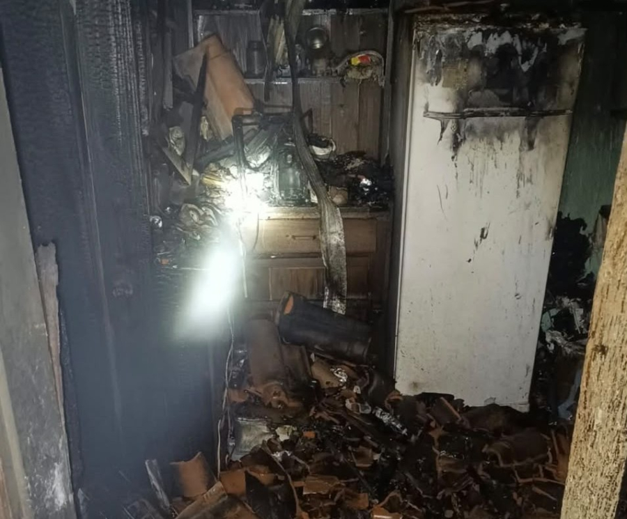 Incêndio atinge parte de residência em Garopaba e é controlado pelos bombeiros