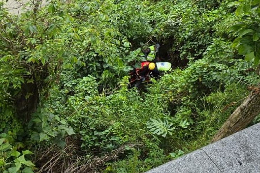 Idosa é resgatada após queda de três metros em ribanceira na Avenida Nereu Ramos, em Braço do Norte
