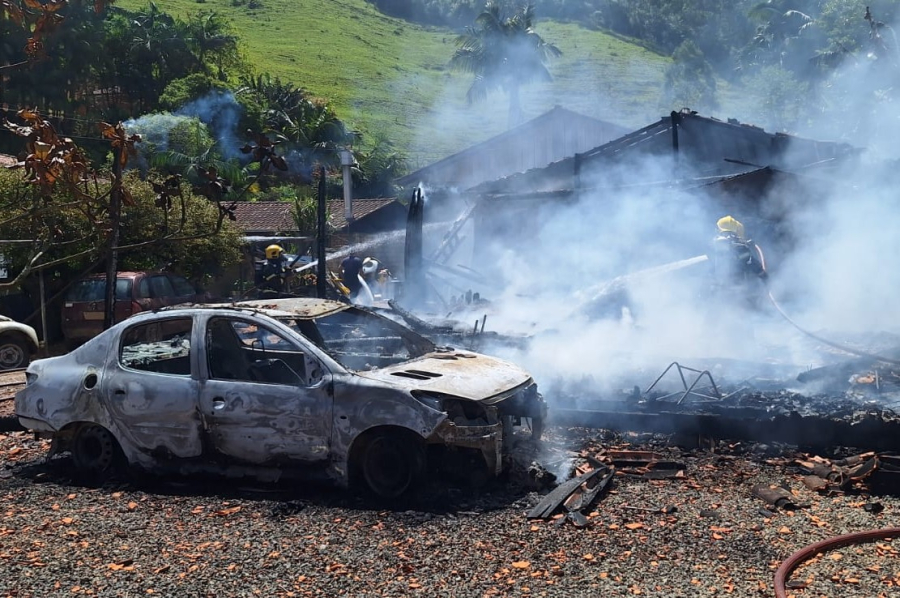 Incêndio destrói casa e carro na em Santa Rosa de Lima