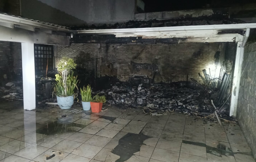 Incêndio atinge depósito de residência em Garopaba e é controlado pelos bombeiros