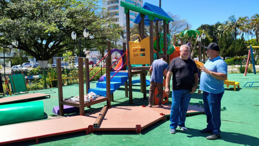 São Ludgero instala parque infantil com acessibilidade na praça da Igreja Matriz