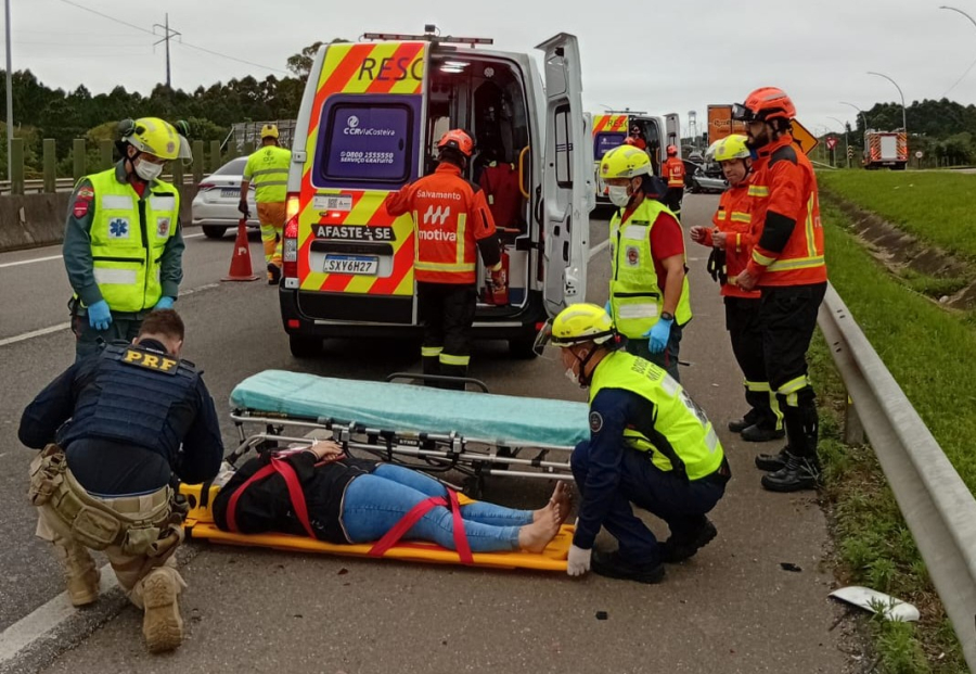 Vítima de acidente na BR-101 é levada ao hospital em Laguna