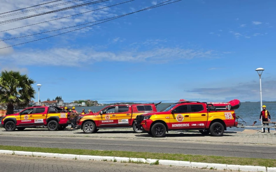Bombeiros treinam em Laguna para operações de resgate com embarcações