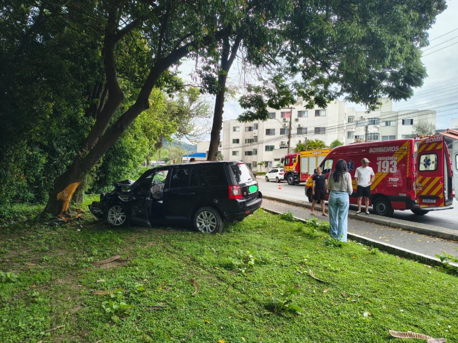 Carro sai da pista e bate contra árvore na avenida José Acácio Moreira, em Tubarão
