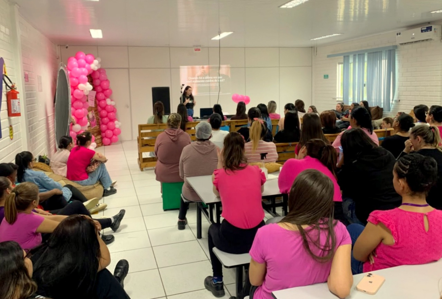 Unibave e Airela promovem palestras do Outubro Rosa para cerca de 150 mulheres