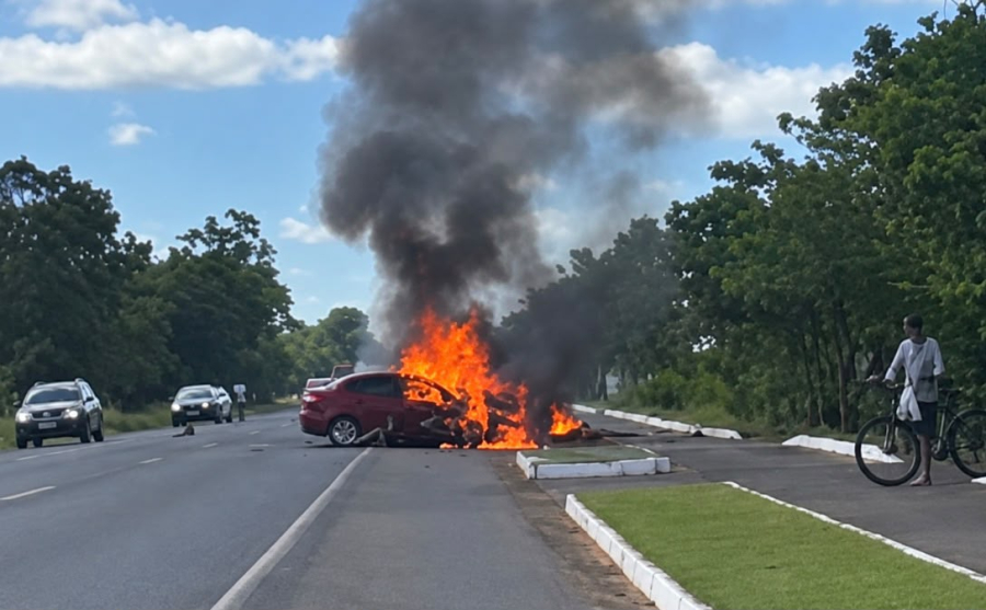 Colisão entre carro e moto deixa dois mortos e menino de 9 anos ferido em Turvo