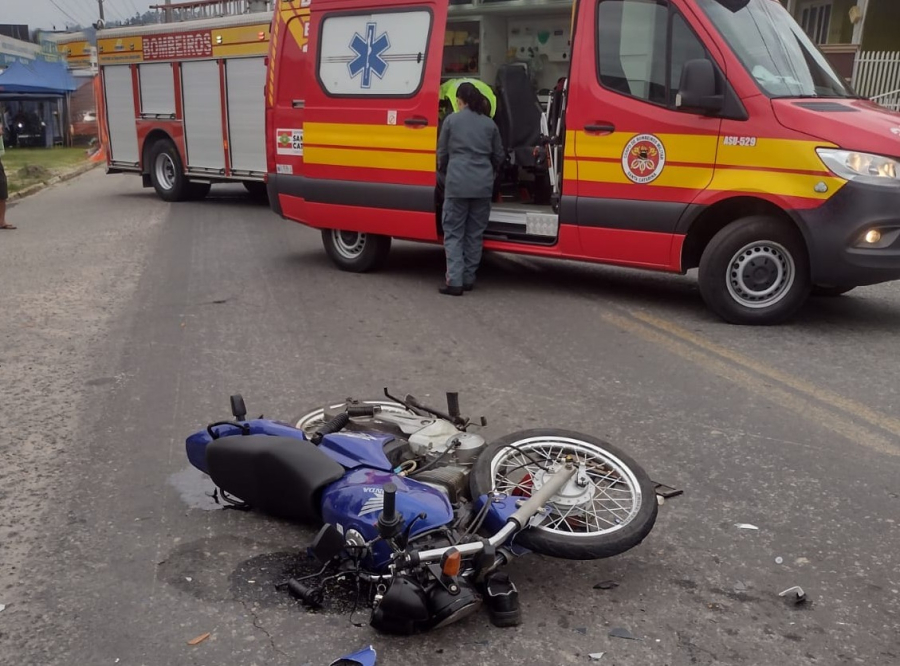 Motociclista de 28 anos sofre múltiplas fraturas após colisão com carro em São Ludgero
