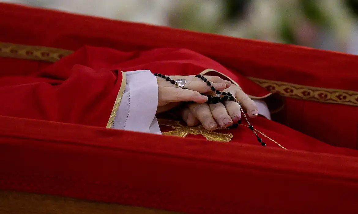 Papa Francisco é Sepultado em Roma com Homenagens de 150 Mil Pessoas