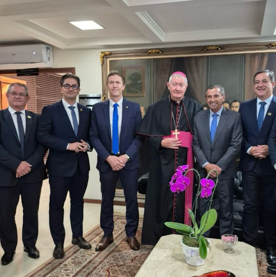 Deputado Volnei Weber entrega Título de Cidadão Catarinense a Dom Jacinto Inácio Flach em Sessão Solene