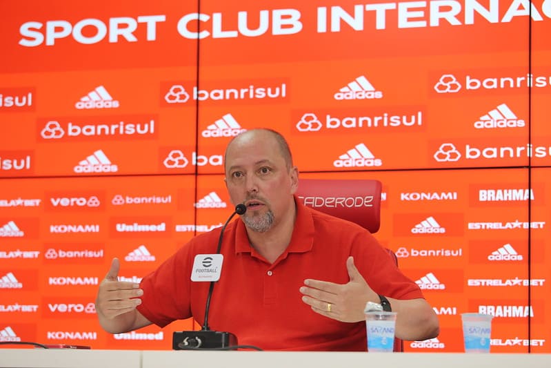 Presidente do Inter fala sobre Valencia, Luiz Adriano e Cuellar em entrevista