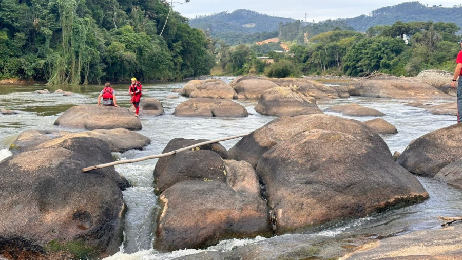 Homem é resgatado de pedra no meio do rio em São Ludgero após tentar salvar terneiro