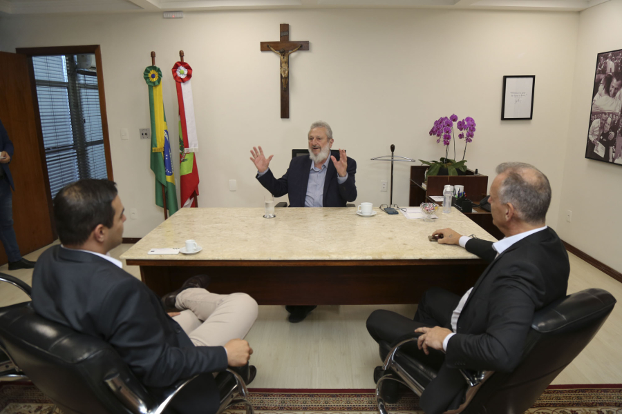 Deputado Padre Pedro assume presidência interina da Alesc e recebe representantes de ministérios federais com anúncios positivos para SC