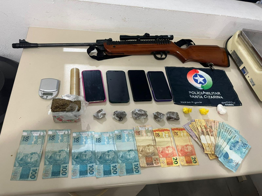 Ação conjunta prende três pessoas por tráfico de drogas e posse ilegal de arma em Grão-Pará
