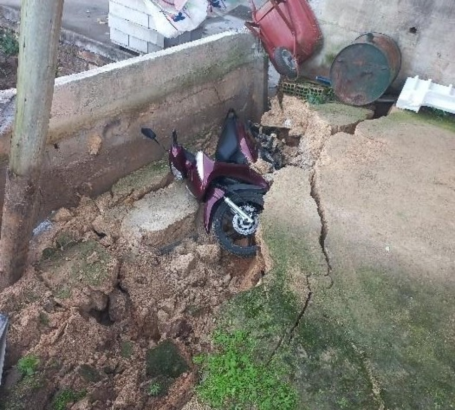 Desmoronamento de barranco em Tubarão danifica garagem e soterra motocicleta