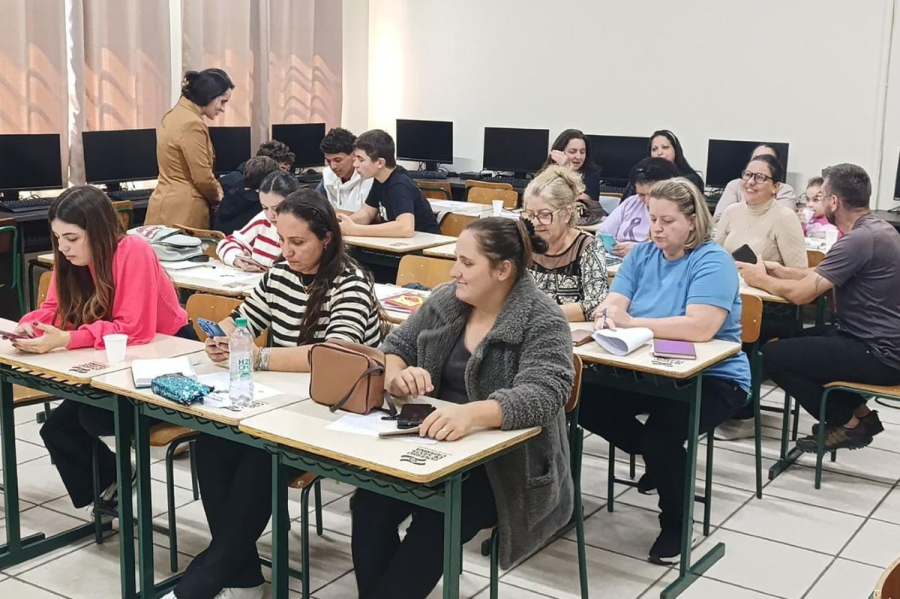 Curso de Marketing Digital capacita jovens e adultos em Gravatal