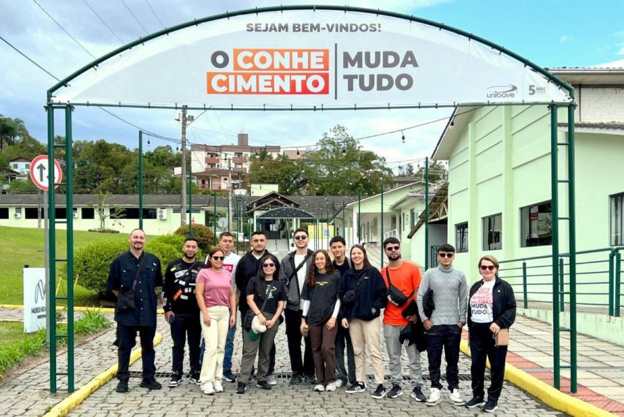Unibave recebe comitiva colombiana de estudantes