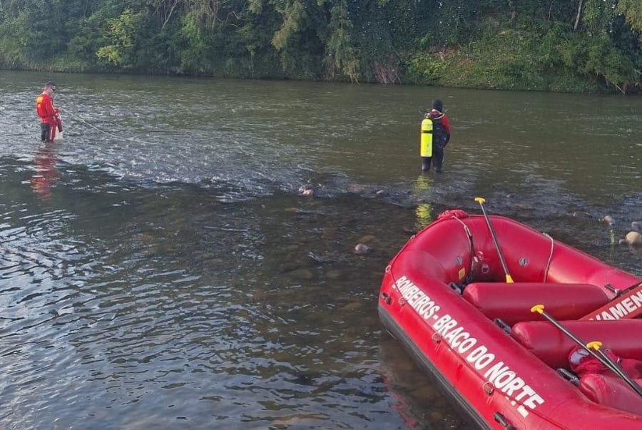Bombeiros realizam buscas por jovem vítima de afogamento em Braço do Norte