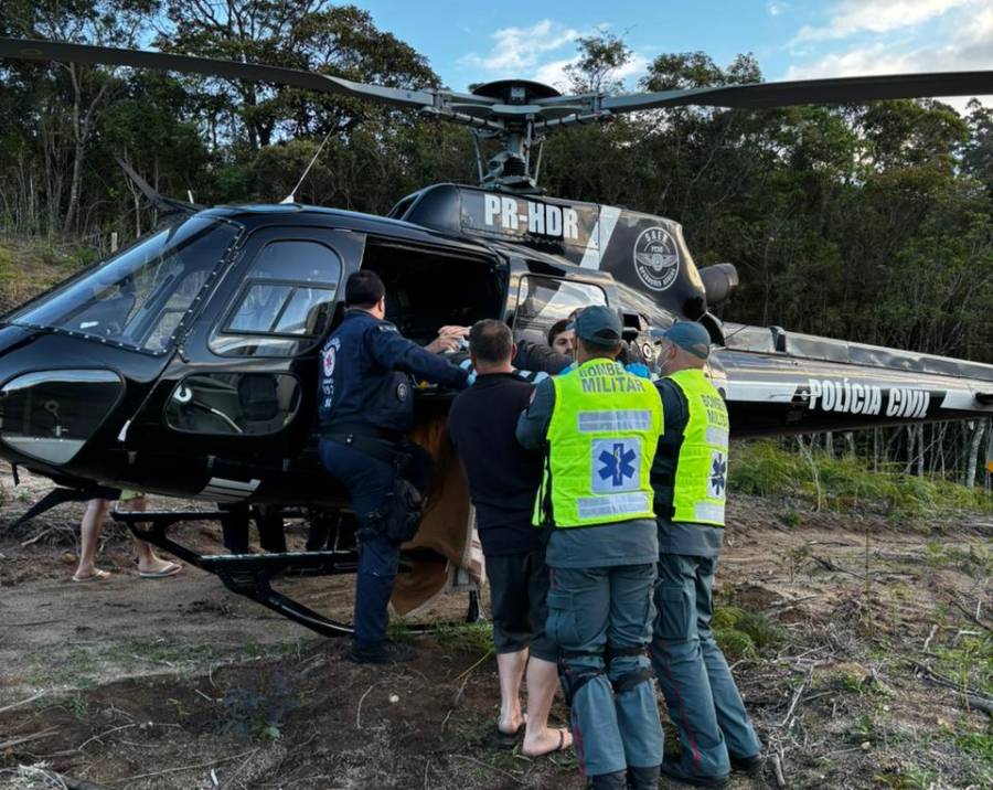 Motociclista é resgatado por helicóptero após acidente em trilha de Gravatal