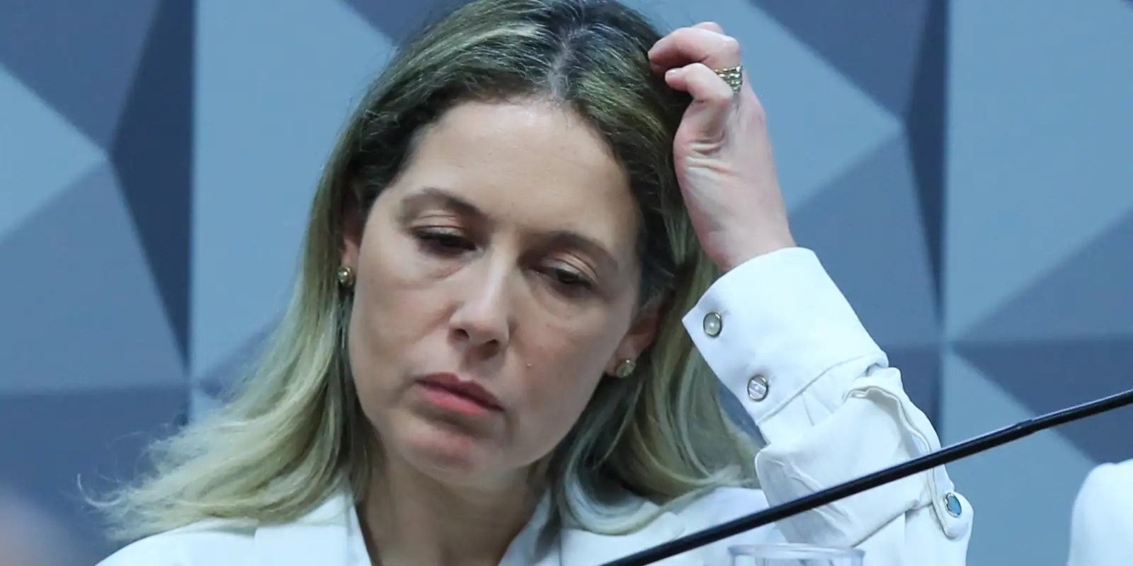  Mulher de ex-procurador-geral do INSS fica em silêncio na CPMI